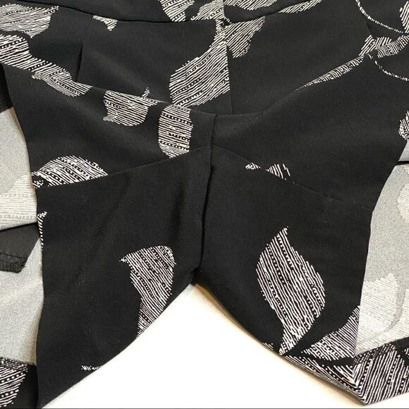 Ann Taylor factory black and white floral shorts size 0 - Picture 4 of 16